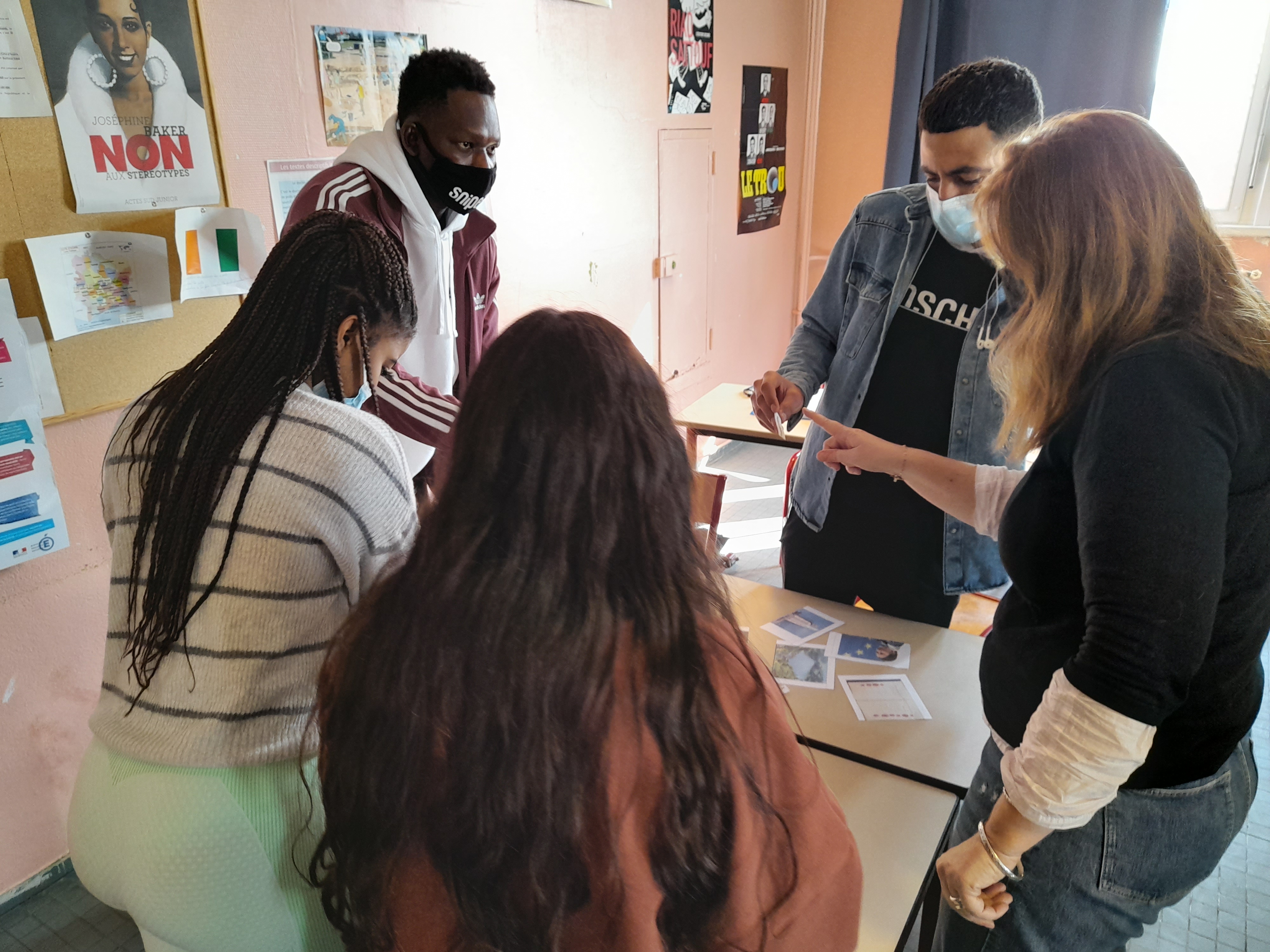 Elèves travaillanr en groupe lors de l'activité