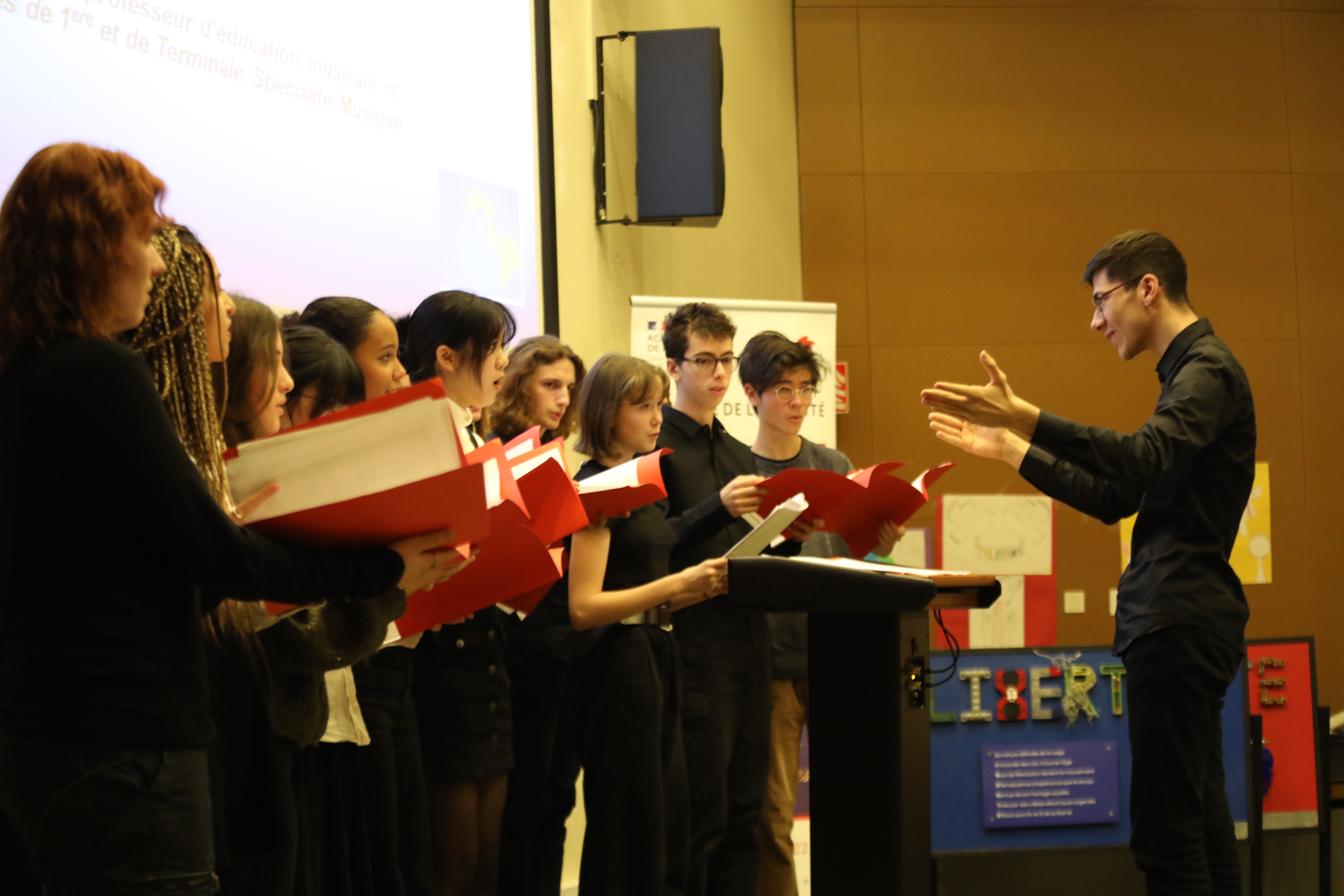 Les élèves de la chorale du lycée La Fontaine interprètent Blue Moon à la Journée de la laïcité 2022