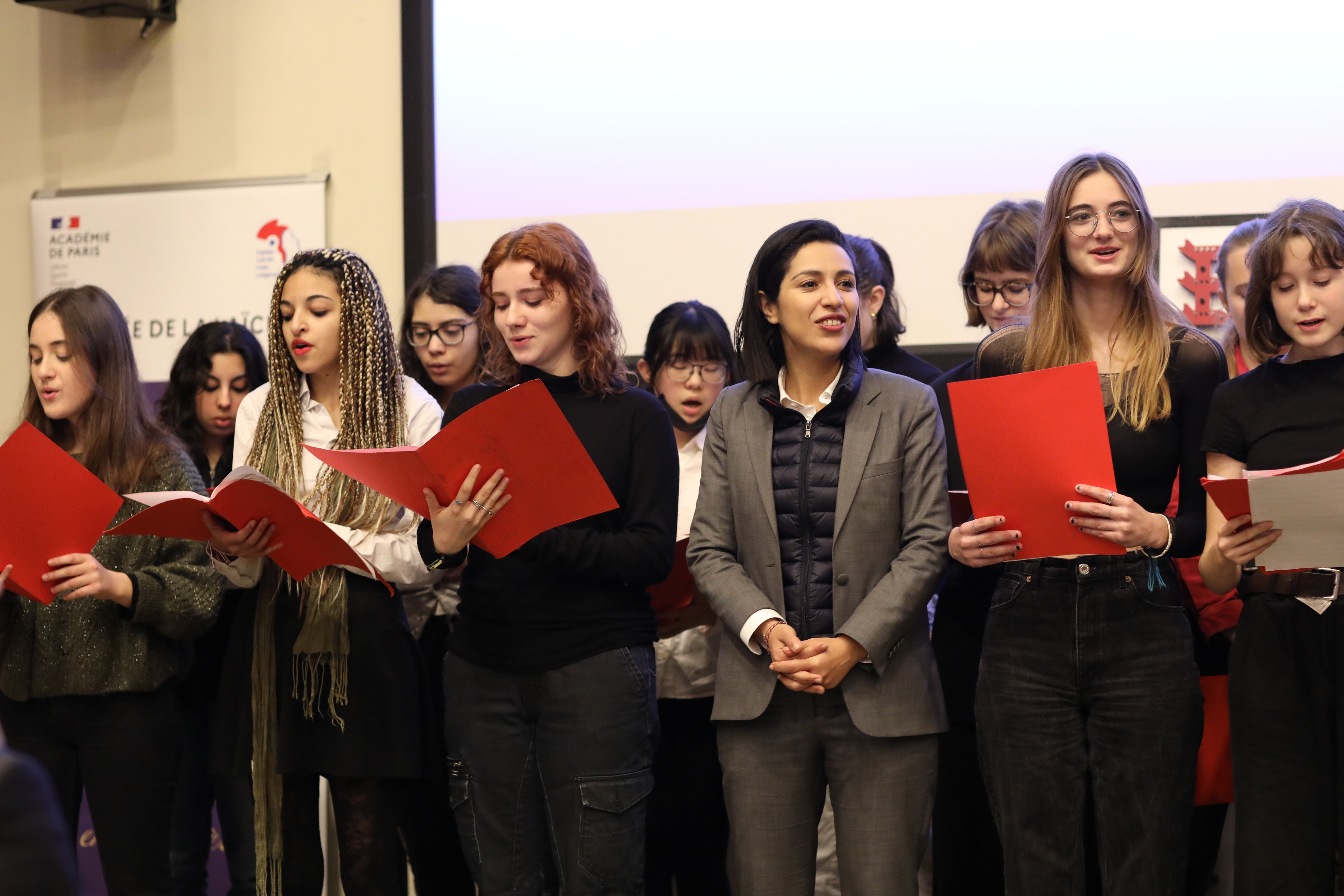 La chorale du lycée La Fontaine à la Journée de la laïcité 2022 chantant La Marseillaise avec Sarah El Haïry