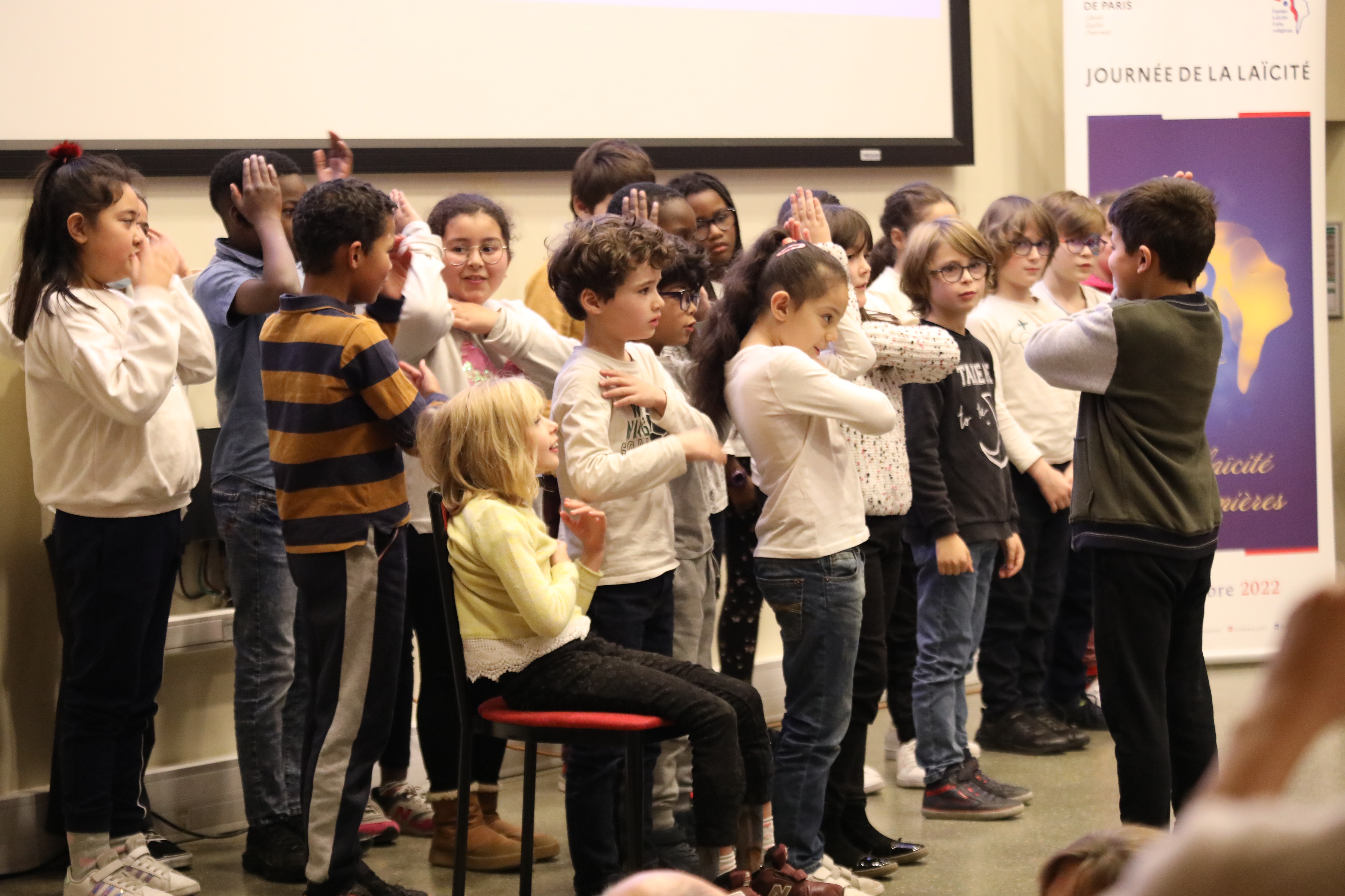 Elèves de CE2 de l'école du 32 rue Olivier Métra chantant "Droit de croire ou de ne pas croire" à la Journée de la laïcité 2022