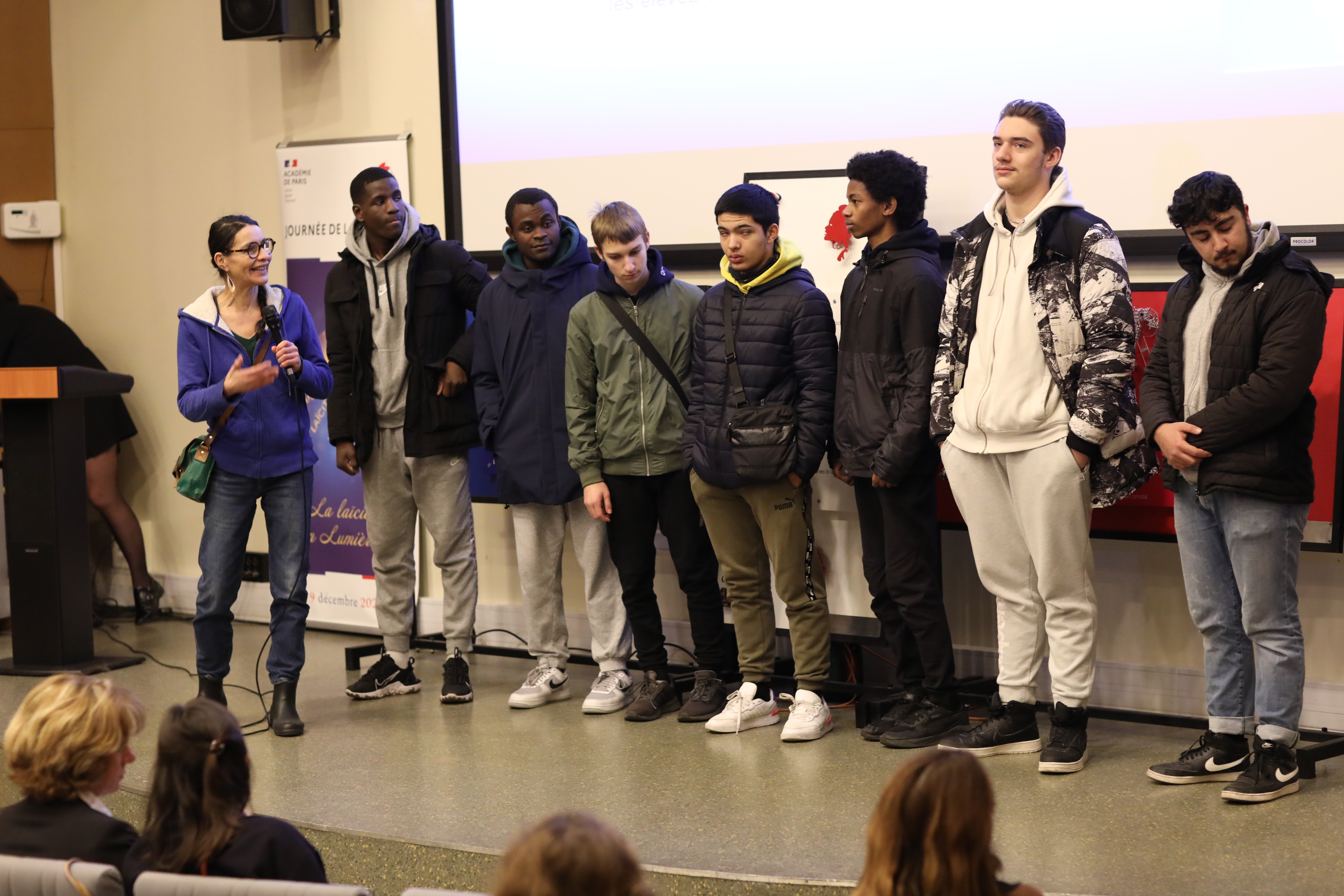 Elèves du lycée Chennevière Malézieux présentant leur travail à la Journée de la laïcité 2022