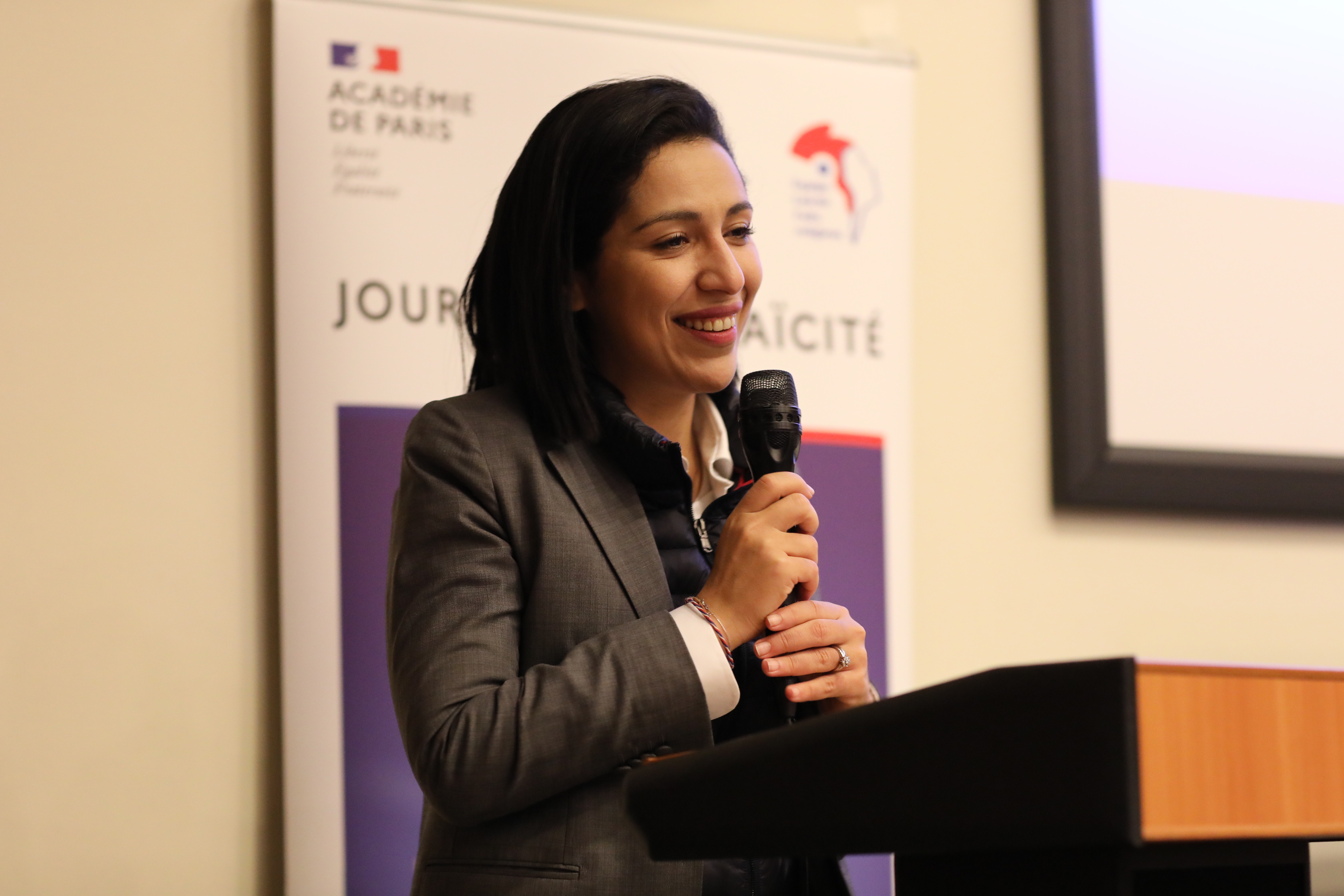 Sarah El Haïry prononçant son discours à la Journée de la laïcité 2022