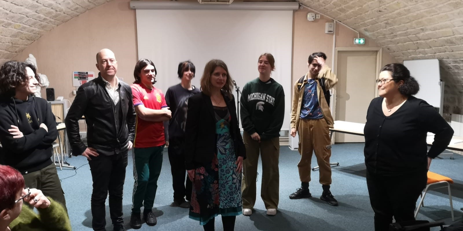 La troupe Madeloc Théâtre, avec de gauche à droite : Youri Filstein-Dando ( Tom), Matthieu Garnier ( le prof d’EPS, le principal, le père de Puck, la mère d’Anne, le mari d’Anne), Timothé Cerbeland ( Roméo), Noah Dahan ( Puck), Raphaëlle Thomas ( Emma), Aladin Germain ( Vincent) et Laure Grandjean ( Anne), autrice et metteuse en scène de la pièce. madeloc.theatre@gmail.com