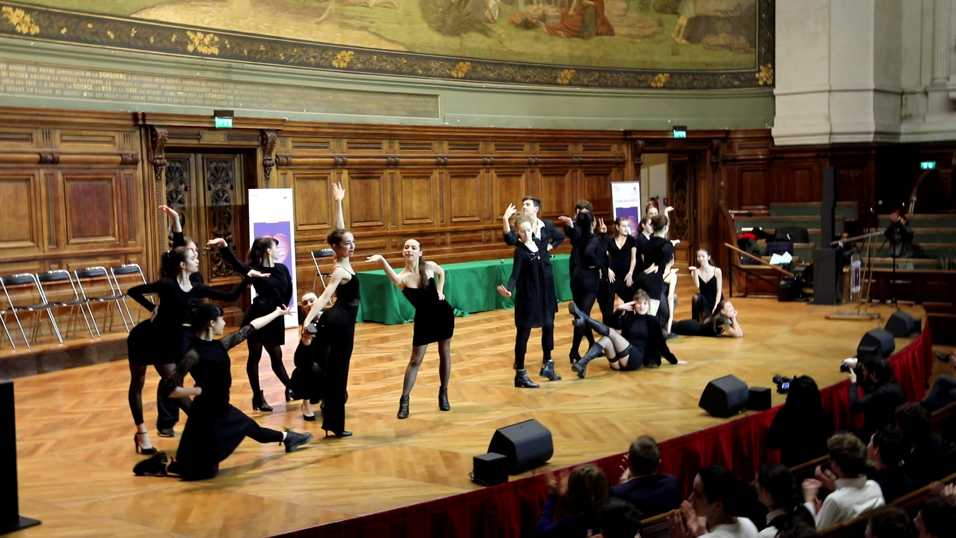 Les élèves de S2TMD du lycée La Fontaine dansant sur Sweet Charity de Bob Fosse à la fête de la lïcité 2023.