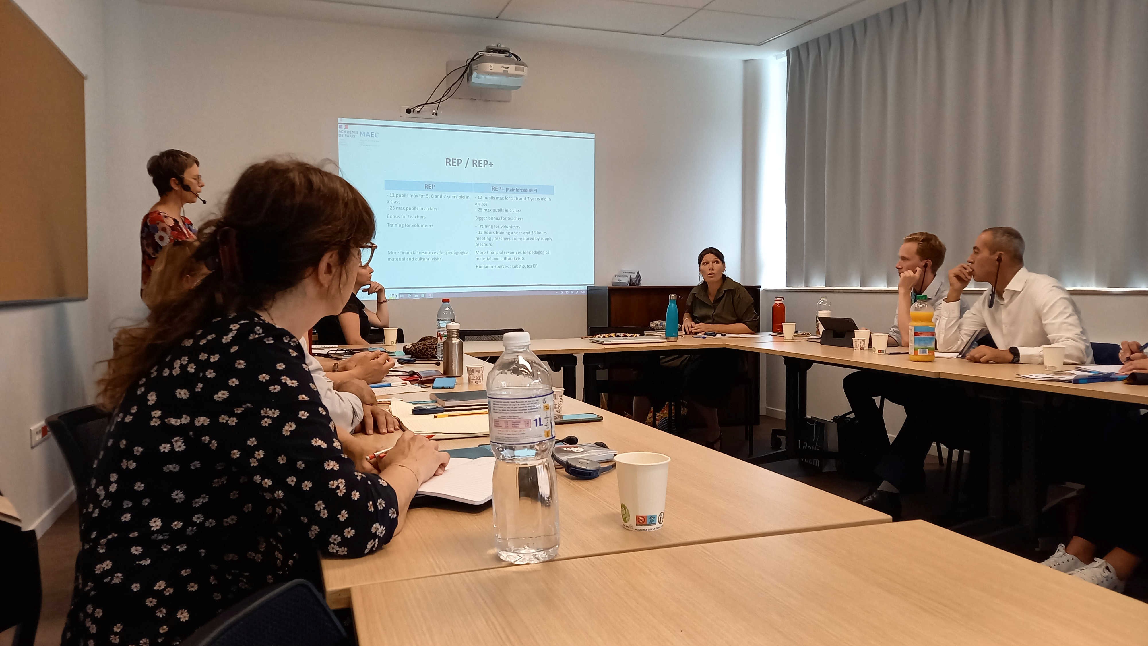 Groupe de travail autour d'une table