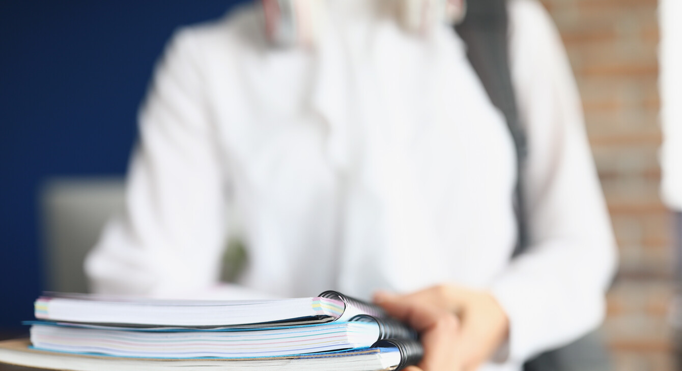 Jeune fille étudiante tenant des cahiers