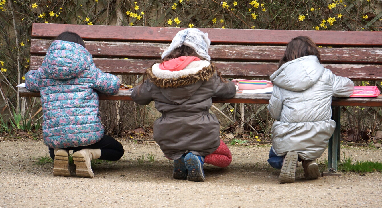 3 enfants de maternelle travaillent à l'extérieur