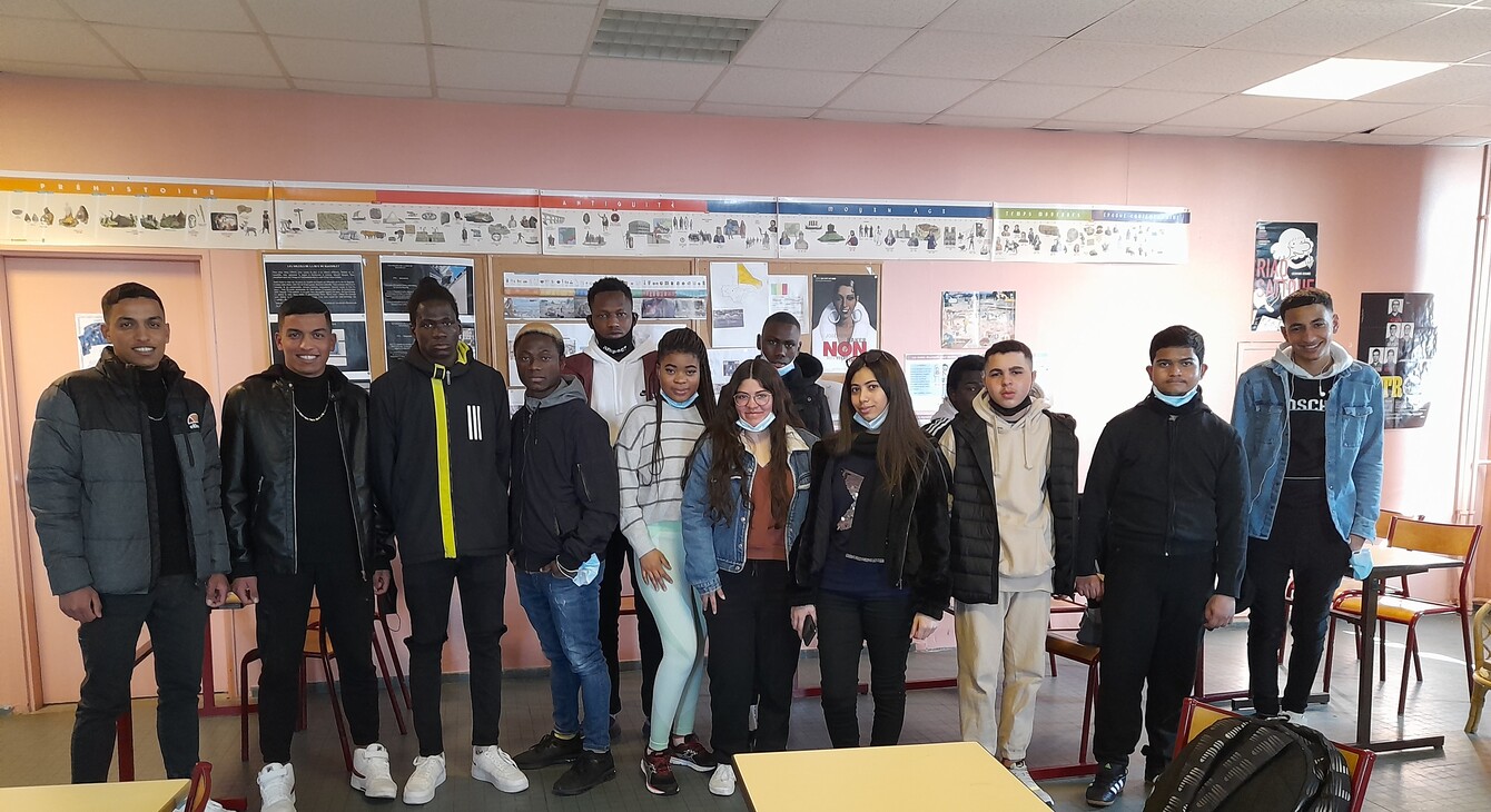 Elves de la classe d'Upe2a du lycée Charles-de-Gaulle 202-2022