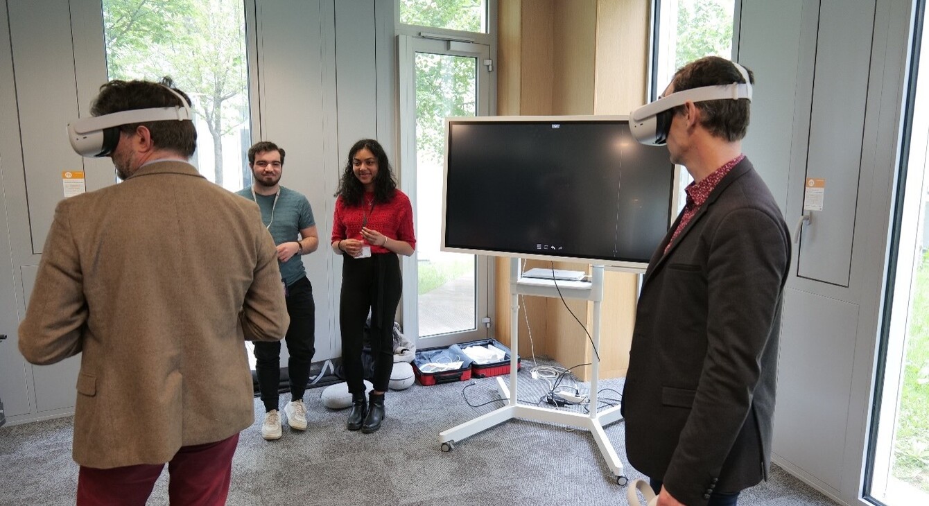 Des casques de réalité virtuelle permettent aux invités de découvrir les gestes des différents métiers de la maintenance et des travaux du réseau ferré 