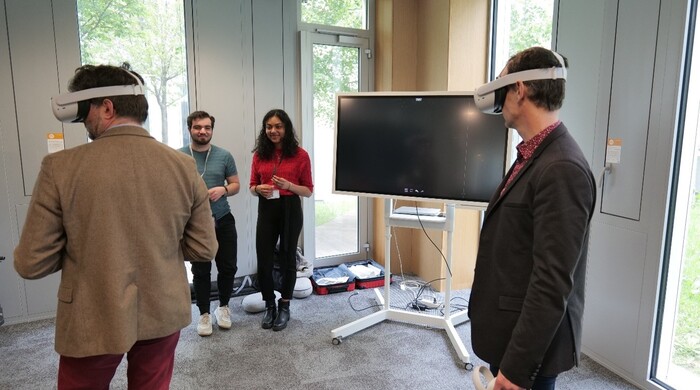 Des casques de réalité virtuelle permettent aux invités de découvrir les gestes des différents métiers de la maintenance et des travaux du réseau ferré. 
