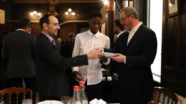 Premier exercice de service pour un jeune aspirant maître d’hôtel. Comment tenir une assiette ? Jean-Luc et Pascal Mousset ont transmis les gestes et les codes du métier