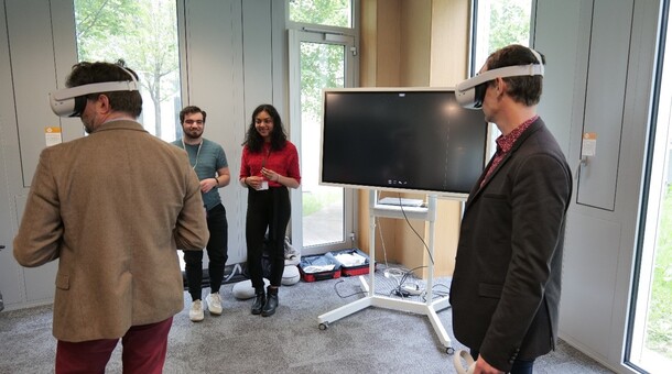 Des casques de réalité virtuelle permettent aux invités de découvrir les gestes des différents métiers de la maintenance et des travaux du réseau ferré.