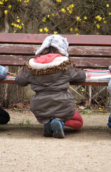 3 enfants de maternelle travaillent à l'extérieur