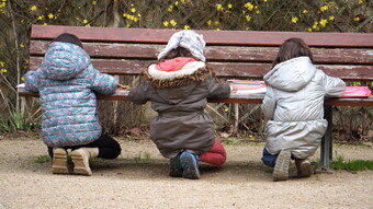 3 enfants de maternelle travaillent à l'extérieur