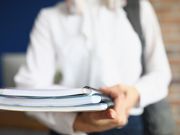 Jeune fille étudiante tenant des cahiers