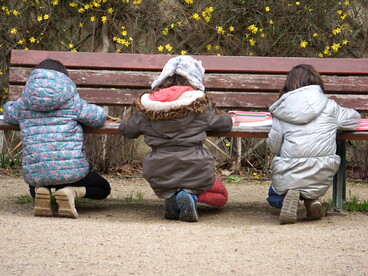 3 enfants de maternelle travaillent à l'extérieur