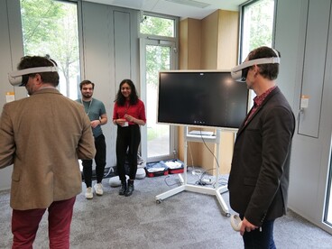 Des casques de réalité virtuelle permettent aux invités de découvrir les gestes des différents métiers de la maintenance et des travaux du réseau ferré. 